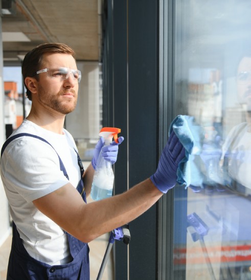 Homme nettoyant une fenêtre