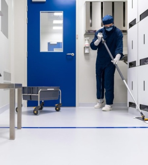 Nettoyage dans un couloir clinique