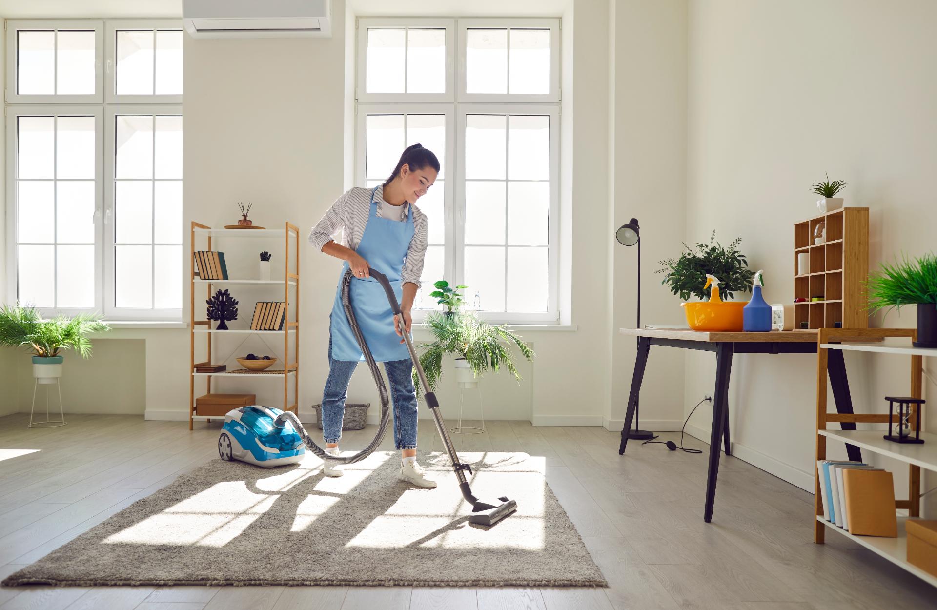 Femme aspirant un tapis